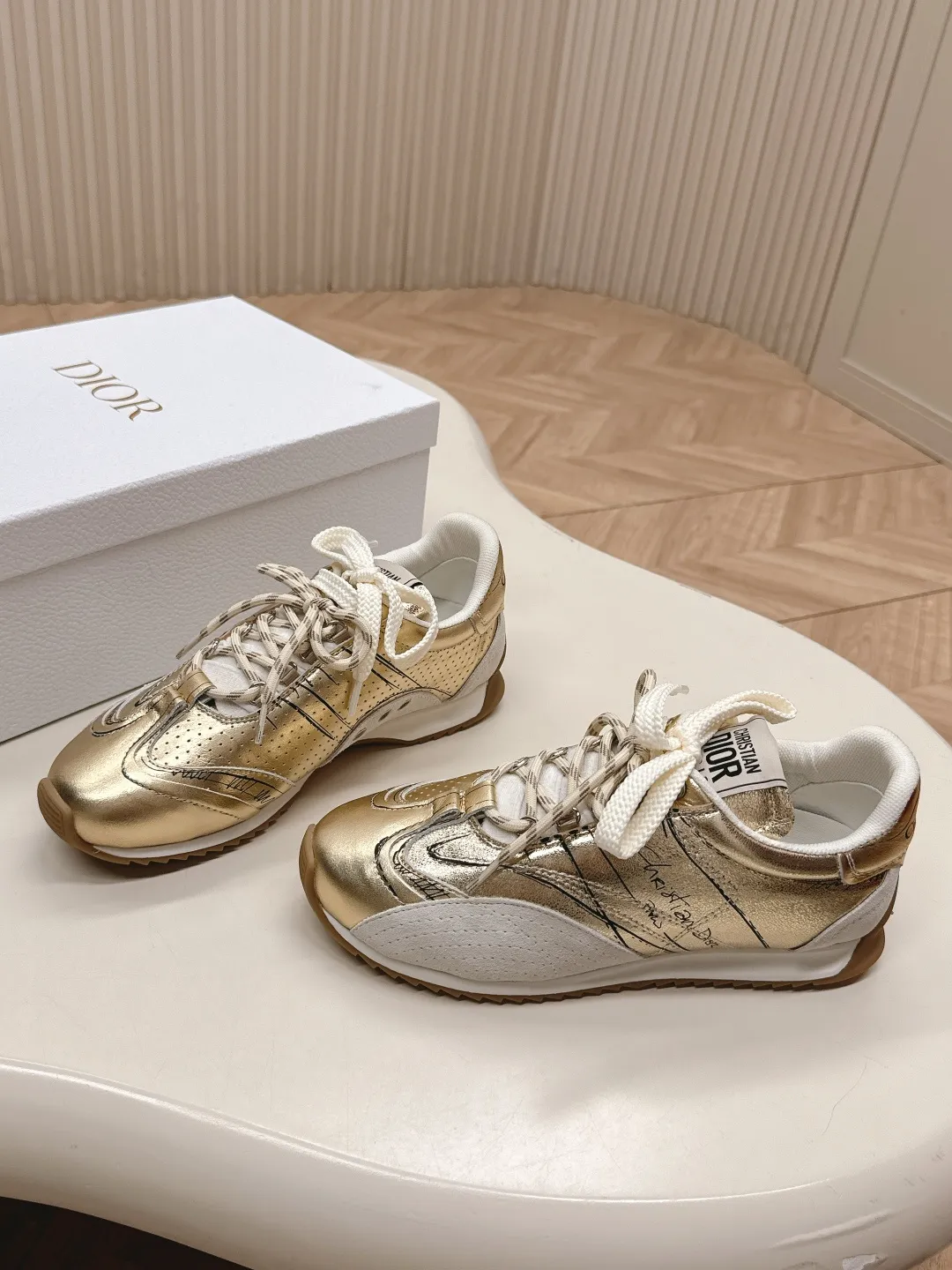 👟👟Ex-factory price 660👟👟 Dior sketch Dior spring and summer catwalk style graffiti sketch moral training shoes Forrest shoes. Original development. The most photographed item in the 25ss spring and summer show. This pair of shoes has changed the single design style of Forrest shoes in the previous impression. It retains the original shape. The details are very in line with the current fashion trend, but it also incorporates the manager's new understanding and retro feelings for Forrest shoes. The overall feeling is brand new. The material is a bit matte leather, full of retro style. It looks very high-end. The feeling on the foot is very convex. The upper foot is really good-looking and versatile. It can be worn with any style of clothes, pants and skirts. It looks good on anyone. Original combination outsole Size: 35-45